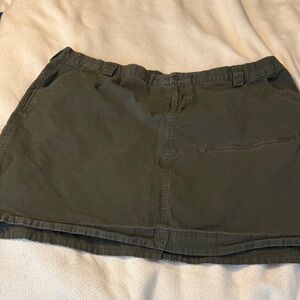 Duluth Trading Co Dark Green Rootstock Gardening Skort